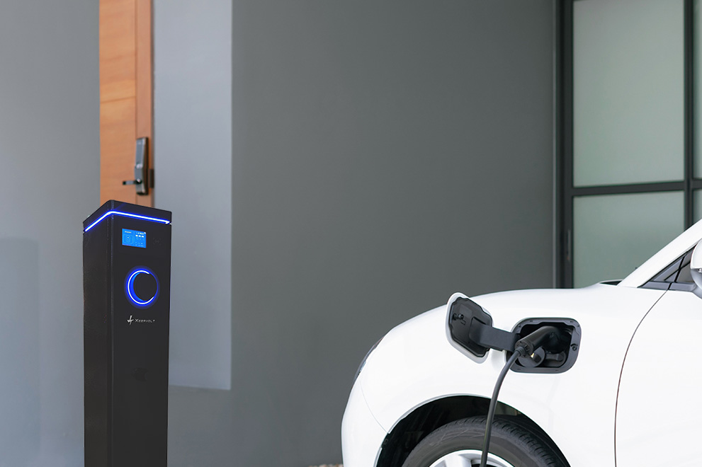 focus-progressive-ev-car-home-with-blur-father-his-daughter-background